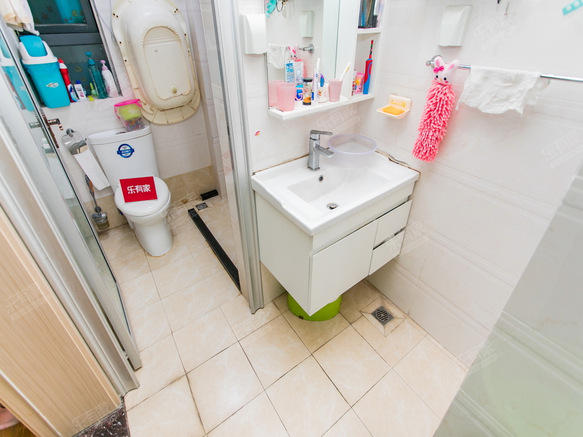 绿景公馆三房业主诚心出售，价格可以谈，欢迎实地看房