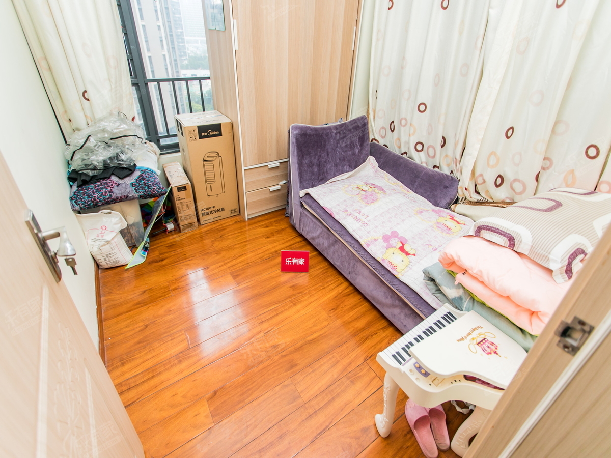 绿景公馆三房业主诚心出售，价格可以谈，欢迎实地看房