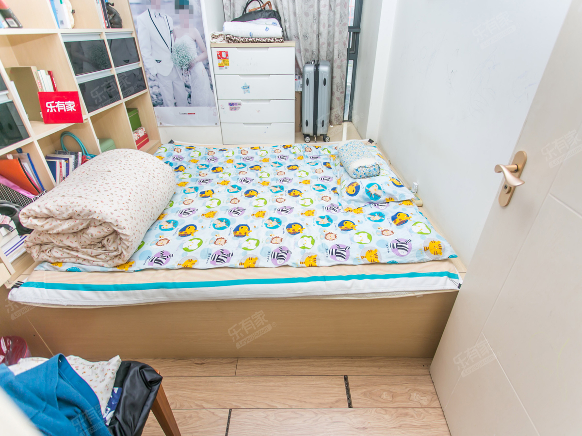 房子装修保养的不错，居住环境温馨舒适，可以拎包入住。