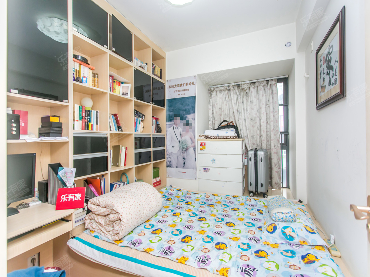 房子装修保养的不错，居住环境温馨舒适，可以拎包入住。