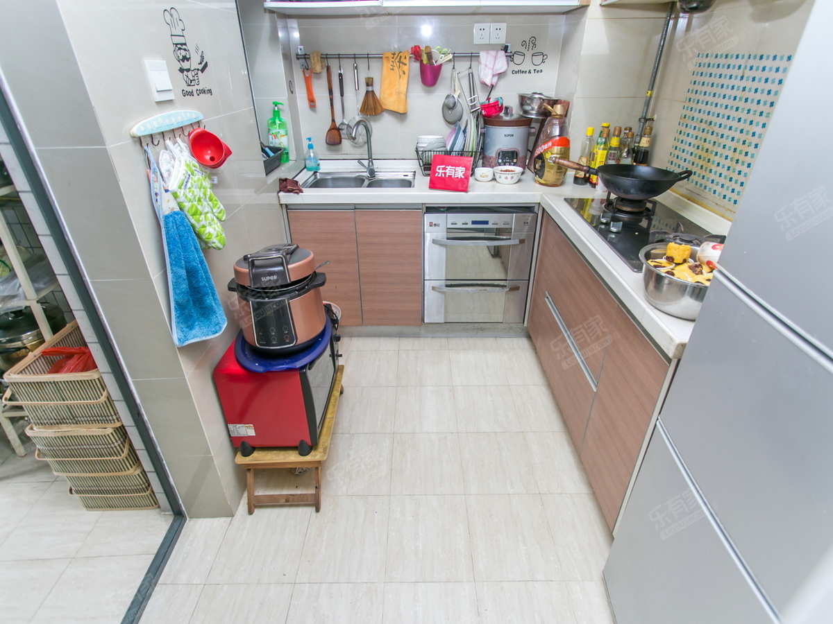 房子装修保养的不错，居住环境温馨舒适，可以拎包入住。