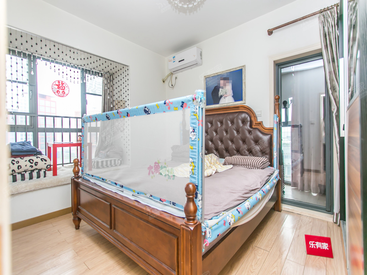 房子装修保养的不错，居住环境温馨舒适，可以拎包入住。