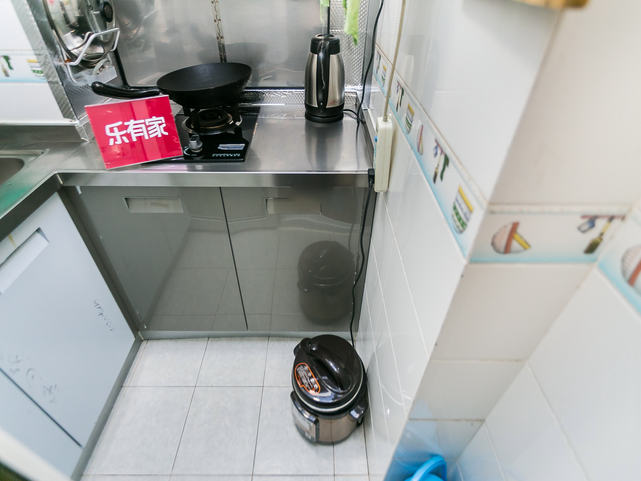 金海岸大厦精装修一房，楼下地铁口出门商业，价格可谈