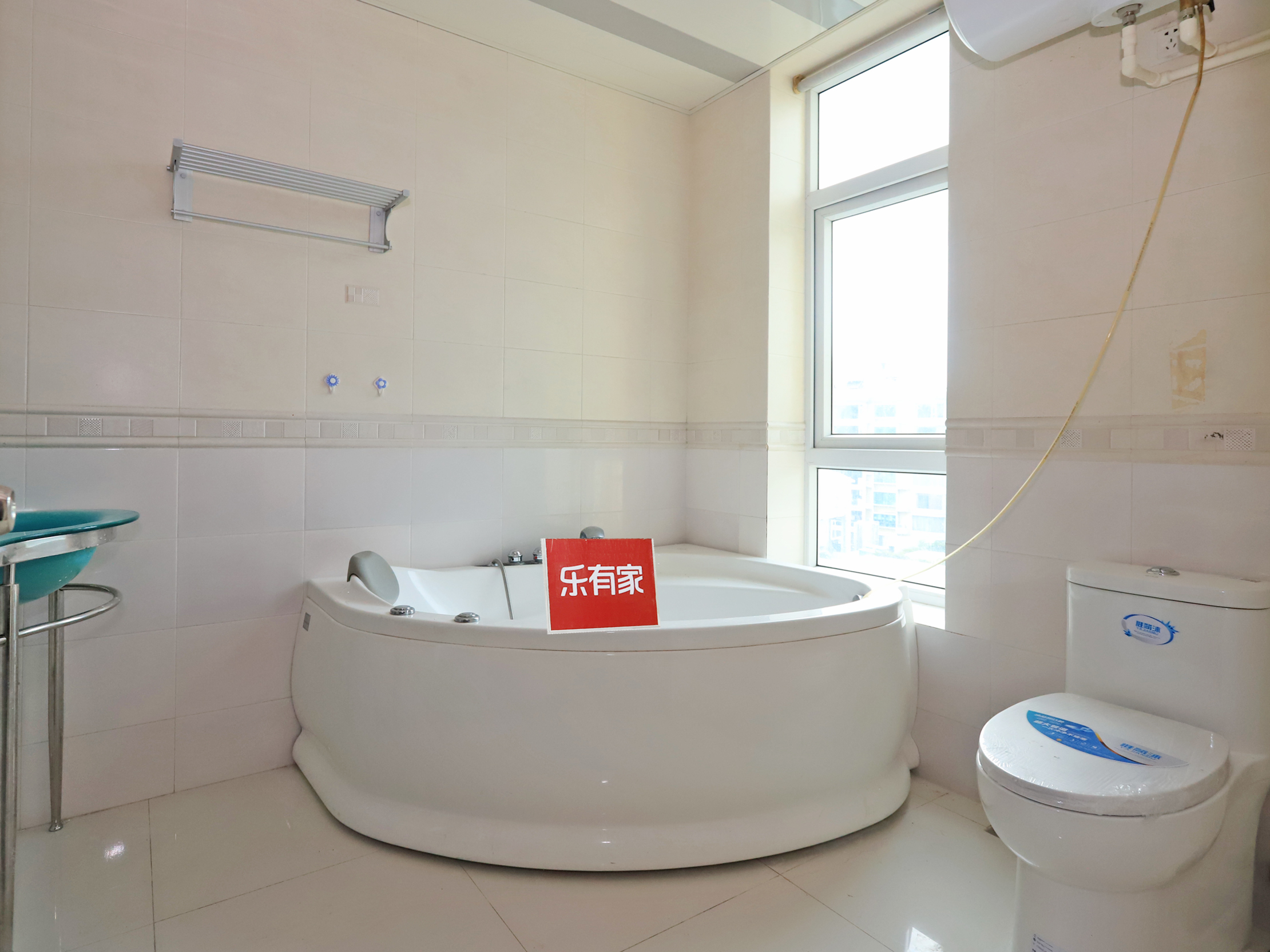 海湾雅苑，方正户型，采光极佳！重点学校旁，地面花园，人车分流，业主诚售，随时看房！