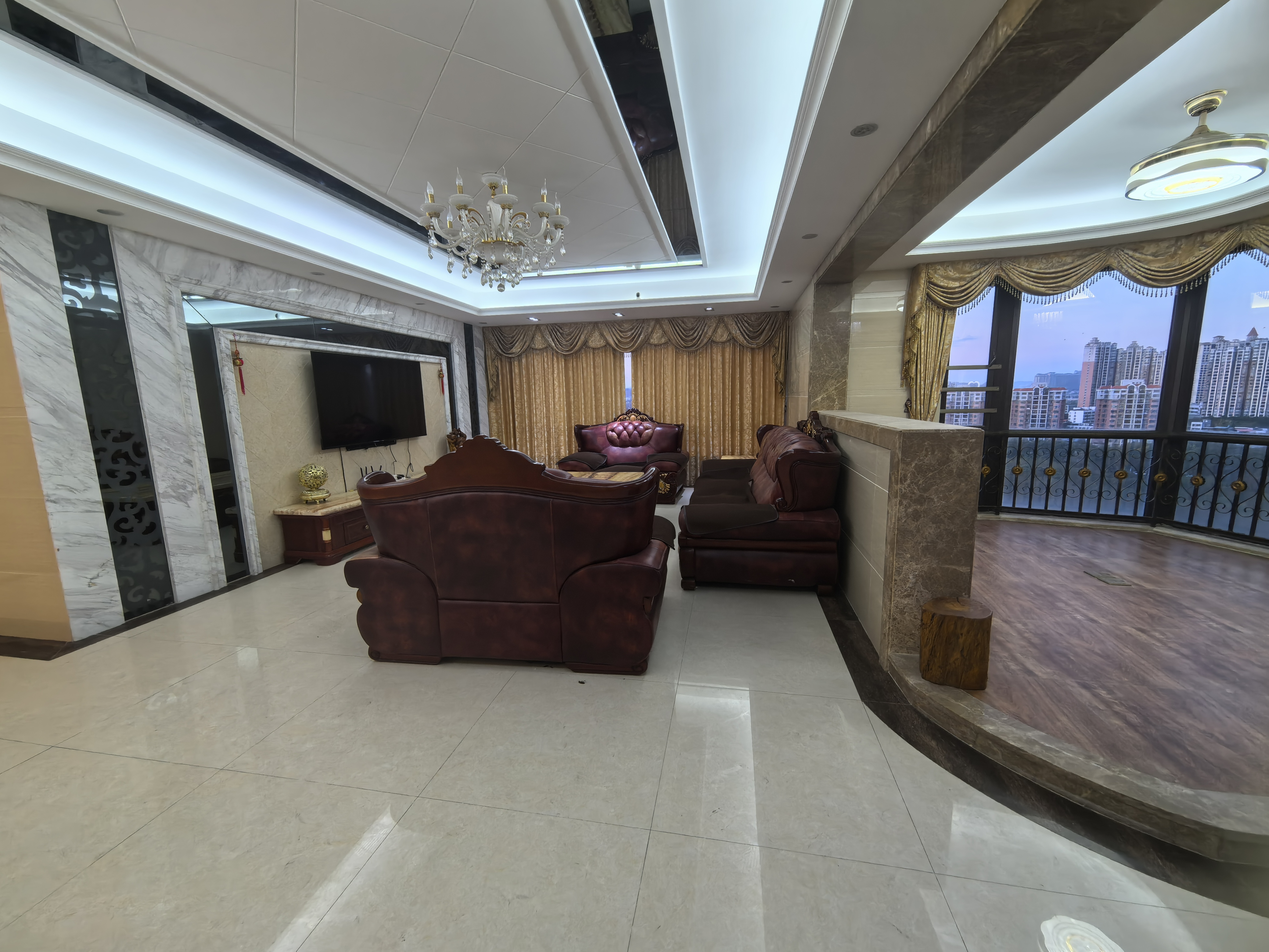 东湖花园八区 5房2厅4卫 216㎡