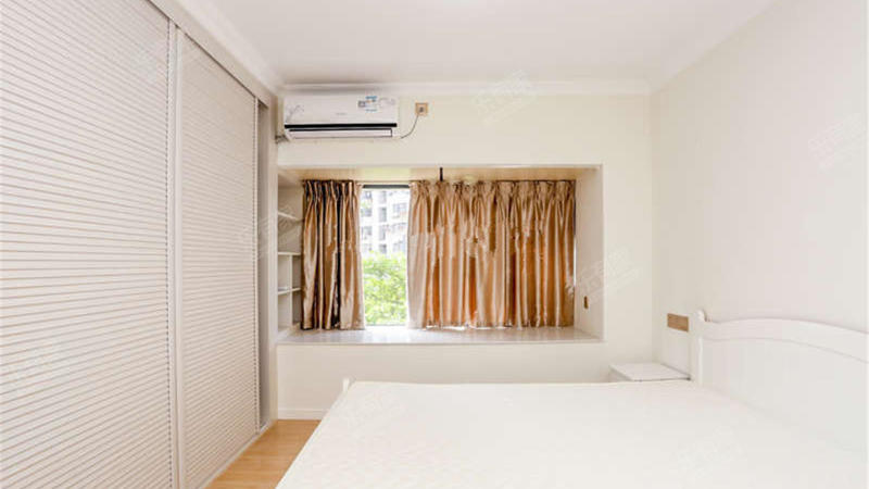 深圳君临天下精装修两房，业主诚心出售。
