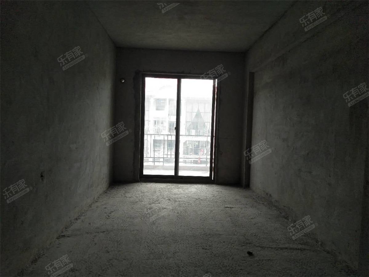 新塘地铁口南北毛坯5室2厅249m²